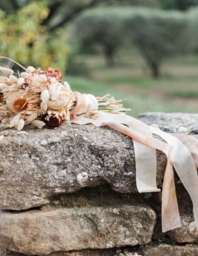 Le bouquet de la mariée, sur un petit muret