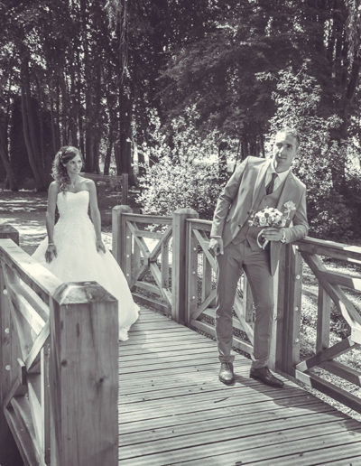 mariés sur un pont noir et blanc