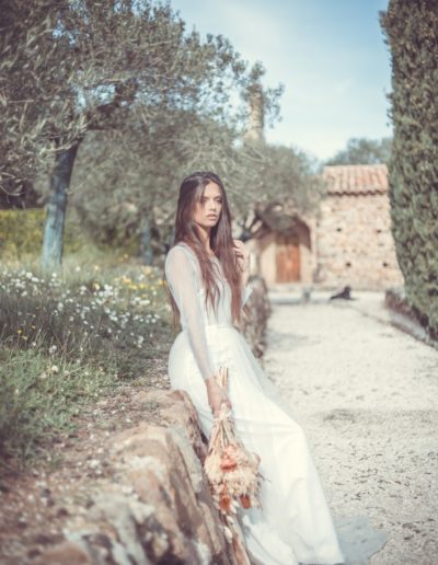 la mariée seul sur un chemin