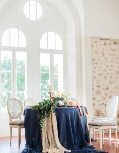 Table en plan large avec une belle nappe bleue