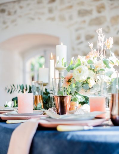 Table de mariés fleurs et bougies