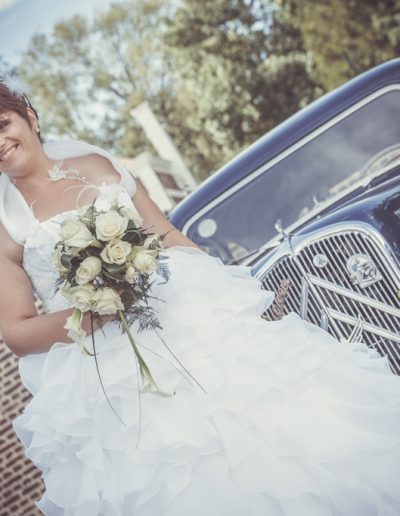 Mariée devant la voiture