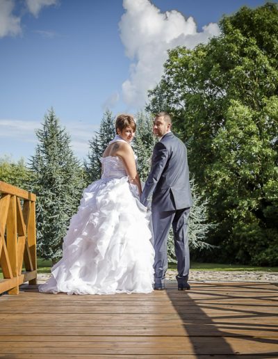 Mariés sur un pont en bois